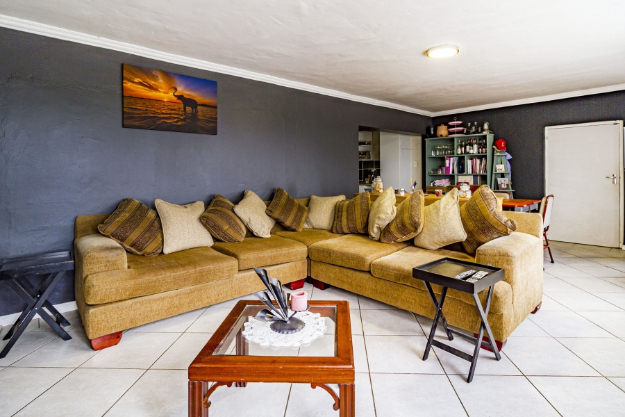 5 Bedroom Property for Sale in Die Wingerd Western Cape